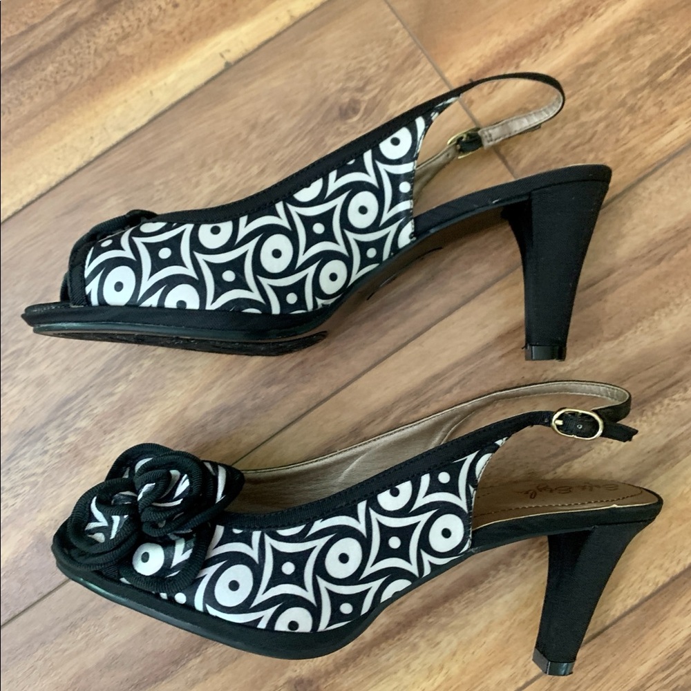 Peep toe sling back pump